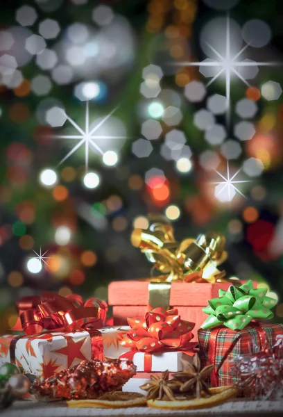 Presentes de Natal com decorações — Fotografia de Stock