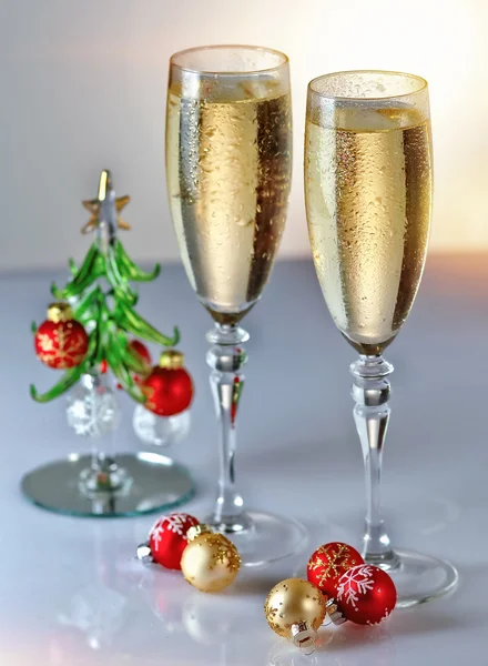 Copas de champán sobre la mesa — Foto de Stock