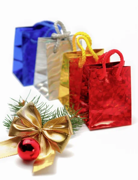 Decorazioni natalizie e shopping bag — Foto Stock