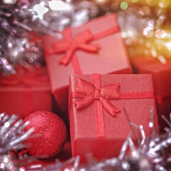 Regalos de Navidad con luces coloridas — Foto de Stock