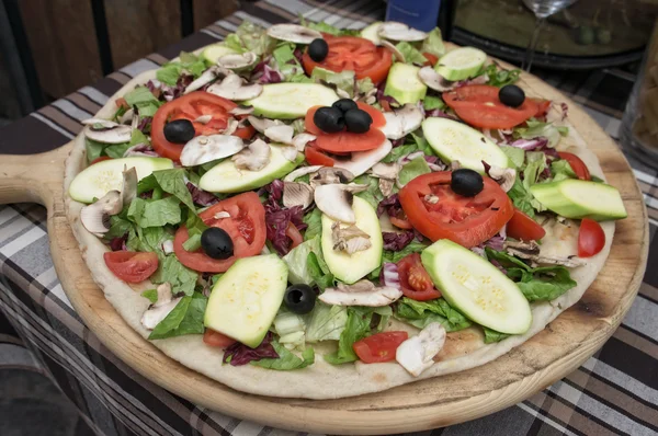 Vegetarische pizza op tafel — Stockfoto