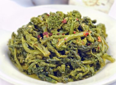 Kırmızı biber biber ile sotelenmiş yeşil brokoli rabe