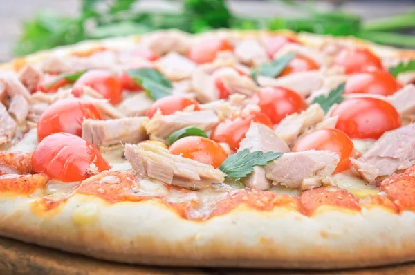 Tonfisk och och färska körsbärstomater pizza — Stockfoto