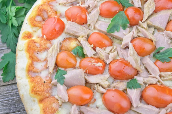 Tonfisk och och färska körsbärstomater pizza — Stockfoto