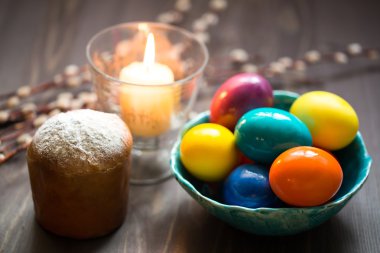 Paskalya yumurtaları ile Paskalya kek