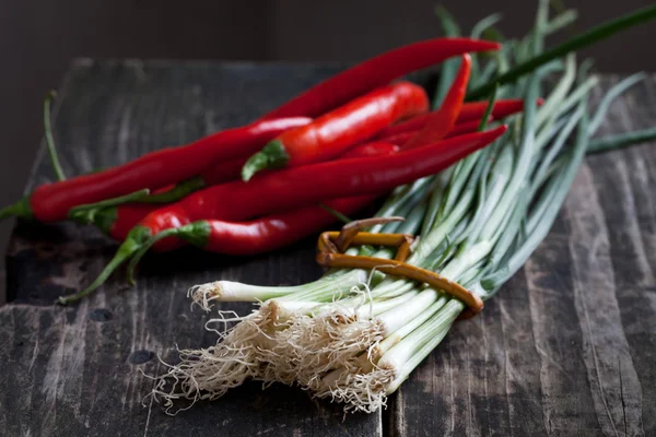 Cebolletas y chiles rojos — Foto de Stock