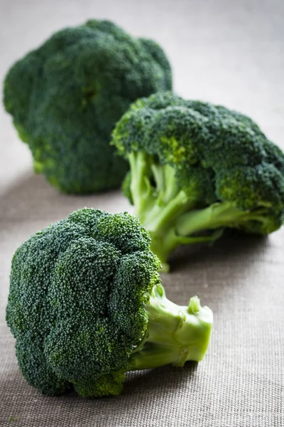 Brokoli hijau di papan — Stok Foto