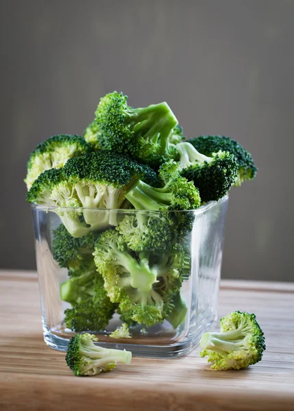 Brokoli hijau dalam mangkuk — Stok Foto