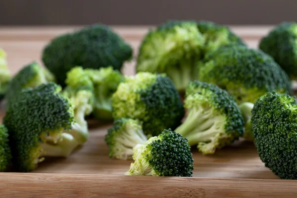 Brokoli hijau di papan — Stok Foto