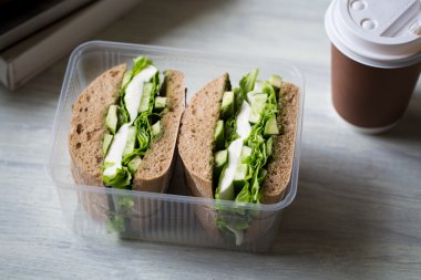 Mozzarella peyniri, avokado, salatalık, salata ve pesto ile sandviç 