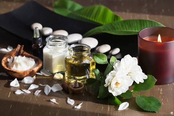 Ingredientes del spa (aceite, crema, exfoliante ) —  Fotos de Stock