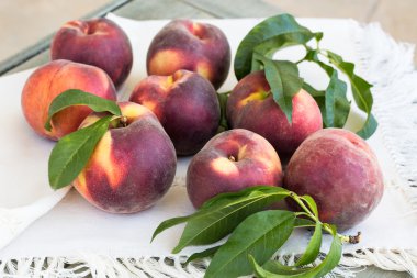 ahşap masa üzerinde taze şeftali