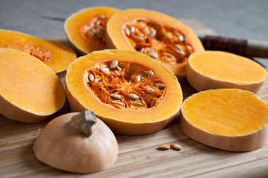 Turuncu uzun balkabağı parçalara ayrılmış.