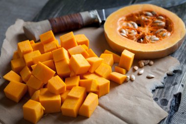 Turuncu uzun balkabağı parçalara ayrılmış.