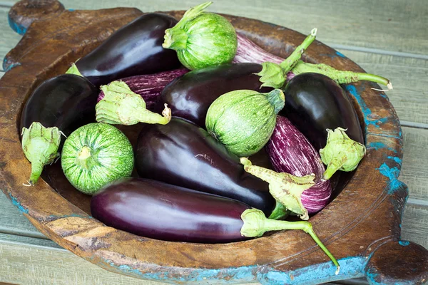 Melanzane e zucchine rotonde su piatto di legno — Foto Stock