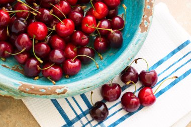 Antika kase kırmızı kiraz