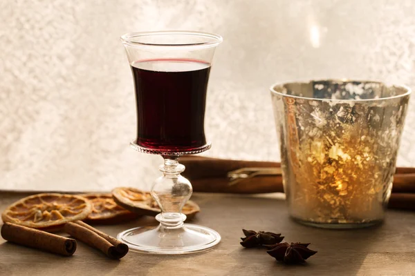 Mulled wine and spices on wooden background — Stock Photo, Image