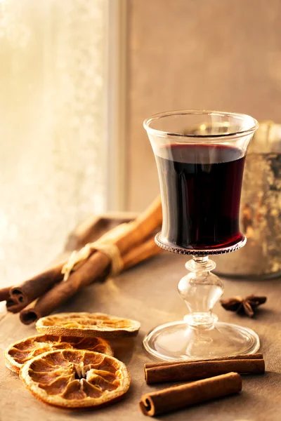 Mulled wine and spices on wooden background — Stock Photo, Image