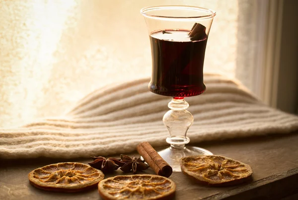 Vin chaud et épices sur fond bois — Photo