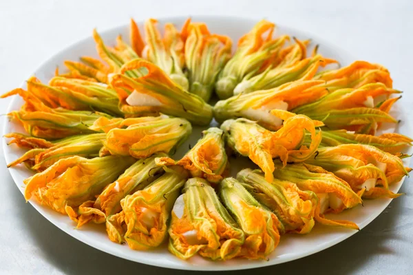 Flores de abobrinha recheadas com queijo preparado para fritar — Fotografia de Stock
