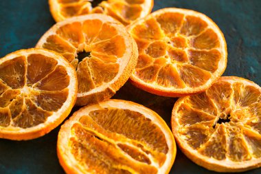 Ahşap arka plan üzerinde kurutulmuş portakal dilimleri