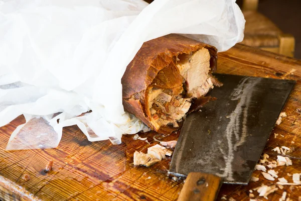Pieczonej wieprzowiny na drewnianym stole w sklepie — Zdjęcie stockowe