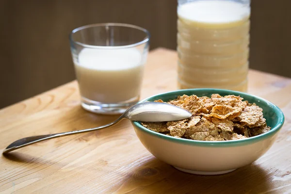 Delicious and healthy wheat flakes in bowl with milk — Stock Photo, Image