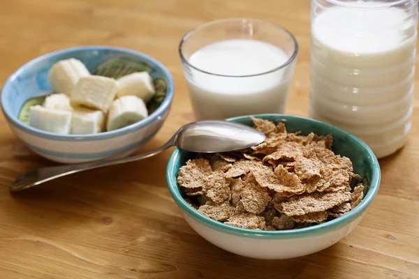 Deliciosos y saludables copos de trigo en tazón con leche — Foto de Stock