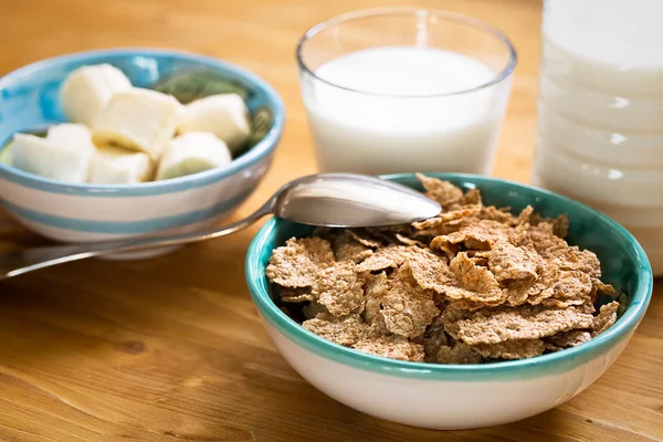 Deliciosos y saludables copos de trigo en tazón con yogur — Foto de Stock