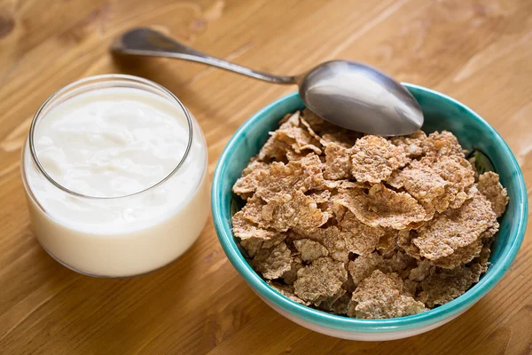 Deliciosos y saludables copos de trigo en tazón con yogur — Foto de Stock