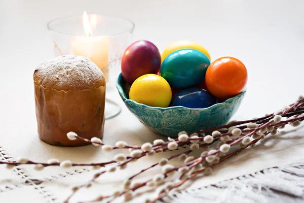用褪色柳树枝和复活节彩蛋复活节蛋糕 — 图库照片