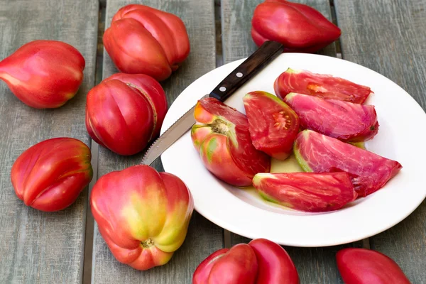 Pomodori ricurvi rosa maturi — Foto Stock