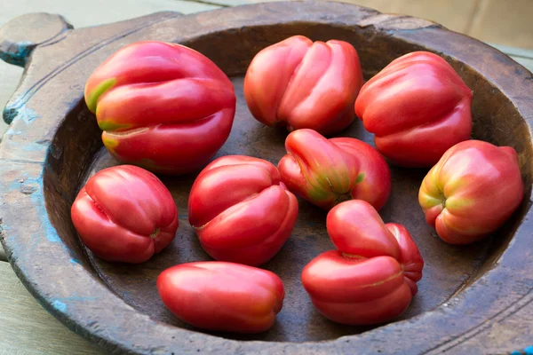 Tomates curvos de rosa madura — Fotografia de Stock