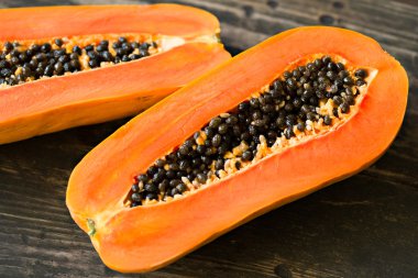 taze papaya ahşap zemin üzerine dilimlenmiş