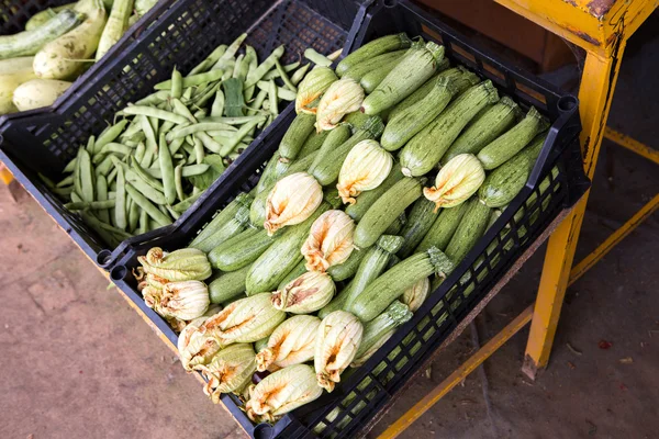 Abobrinha e feijão verde no mercado de rua — Fotografia de Stock