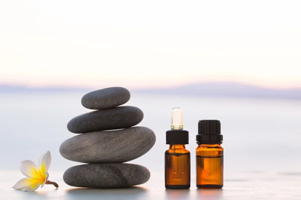 Huiles essentielles d'aromathérapie en bouteilles au coucher du soleil — Photo