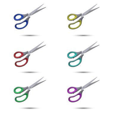 Beyaz bir arka plan üzerinde renkli makas