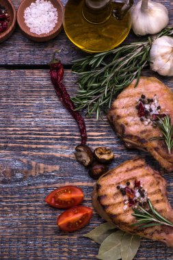 Otlar ve biberiye, taze bir siyah tablo arka plan üzerinde sulu ile sığır eti biftek. Seçici odak