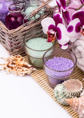 Spa terapi çiçekli Beyaz ahşap zemin üzerinde izole ayarlayın. Seçici odak