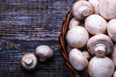 Mantar sepeti ahşap arka plan üzerinde