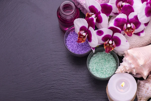 Orkide çiçekler ile Spa set terapi izole bir siyah ahşap arka plan üzerinde. Seçici odak