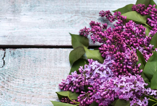 Lilac flowers. Bouquet of lilacs on a wooden background. selective focus — Stock Photo, Image