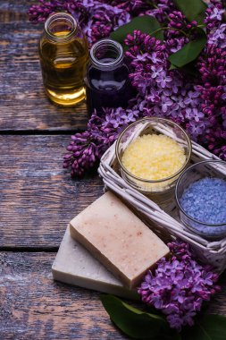 Spa terapi çiçekli Beyaz ahşap zemin üzerinde izole ayarlama. Seçici odak