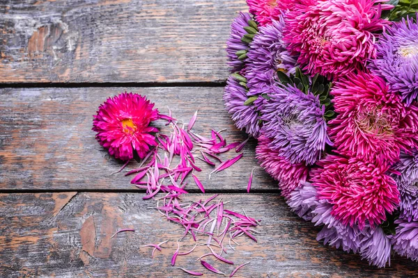 Aster flores ramo púrpura rojo rosa blanco sobre un fondo de madera. enfoque selectivo — Foto de Stock