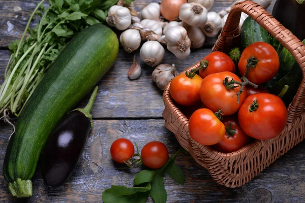Cosecha Hortalizas: tomates, pepinos, calabacín, berenjena, cebolla, ajo, rúcula sobre el fondo de madera —  Fotos de Stock