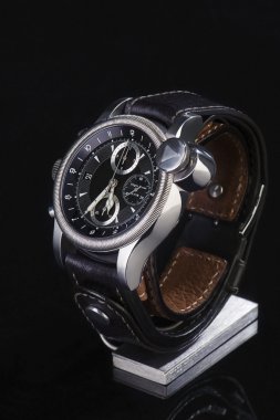 Bir deri kayışı bir stand ile izlemek