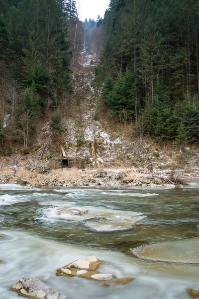 Winterlandschap in de Westelijke Karpaten Oekraïens — Stockfoto