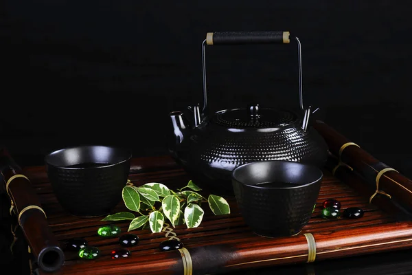 Чайний набір на бамбуковому килимку — стокове фото