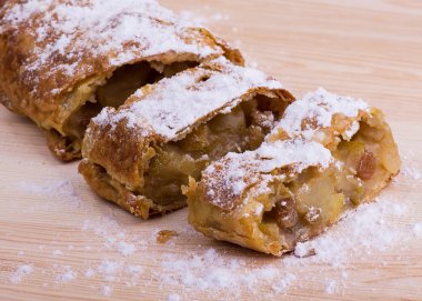 Pudra şekeri vanilya ile Apple strudel