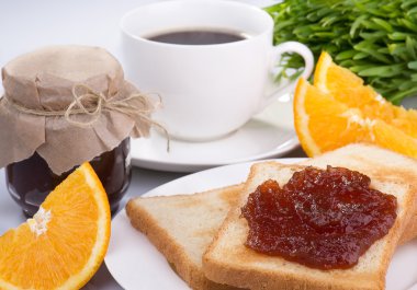 Taze kahve ile kahvaltı ve elma reçel ile tost